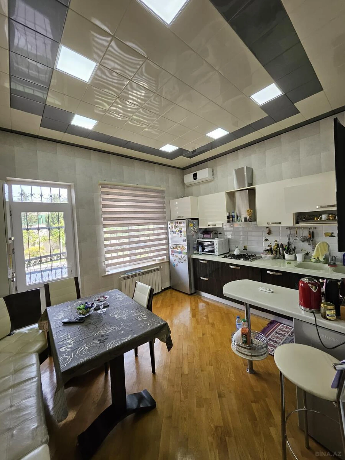 Satılır 5 otaqlı həyət evi 300 m²