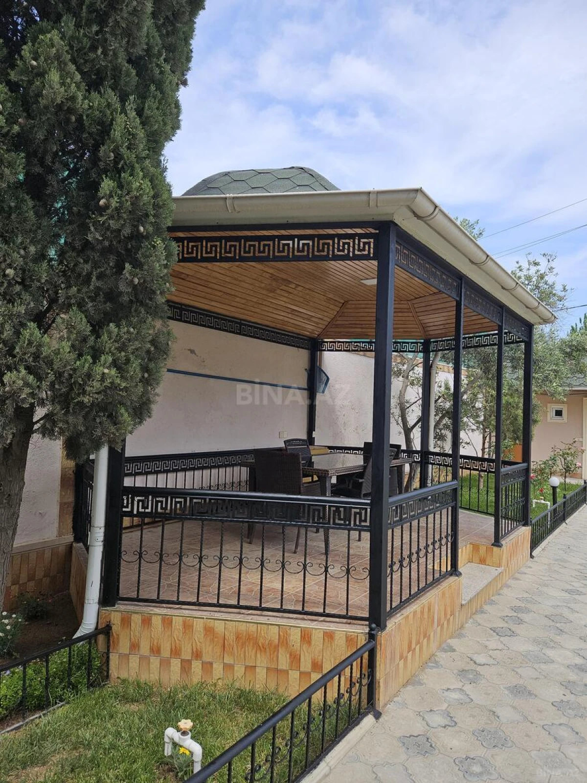Satılır 5 otaqlı həyət evi 300 m²