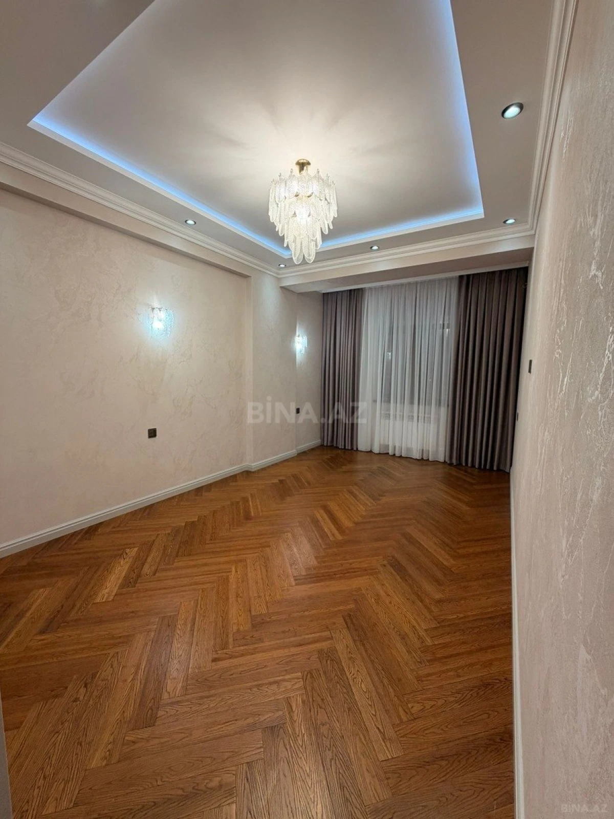 Satılır 3 otaqlı mənzil 140 m²