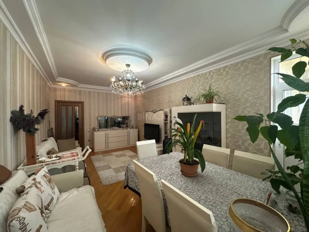 Satılır 2 otaqlı mənzil 82 m²