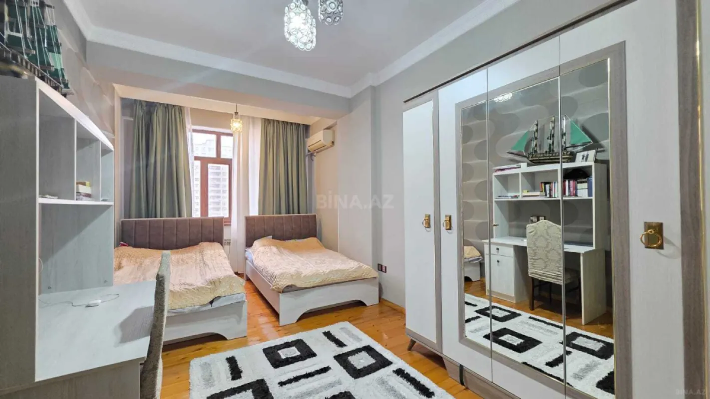 Satılır 3 otaqlı mənzil 126 m²