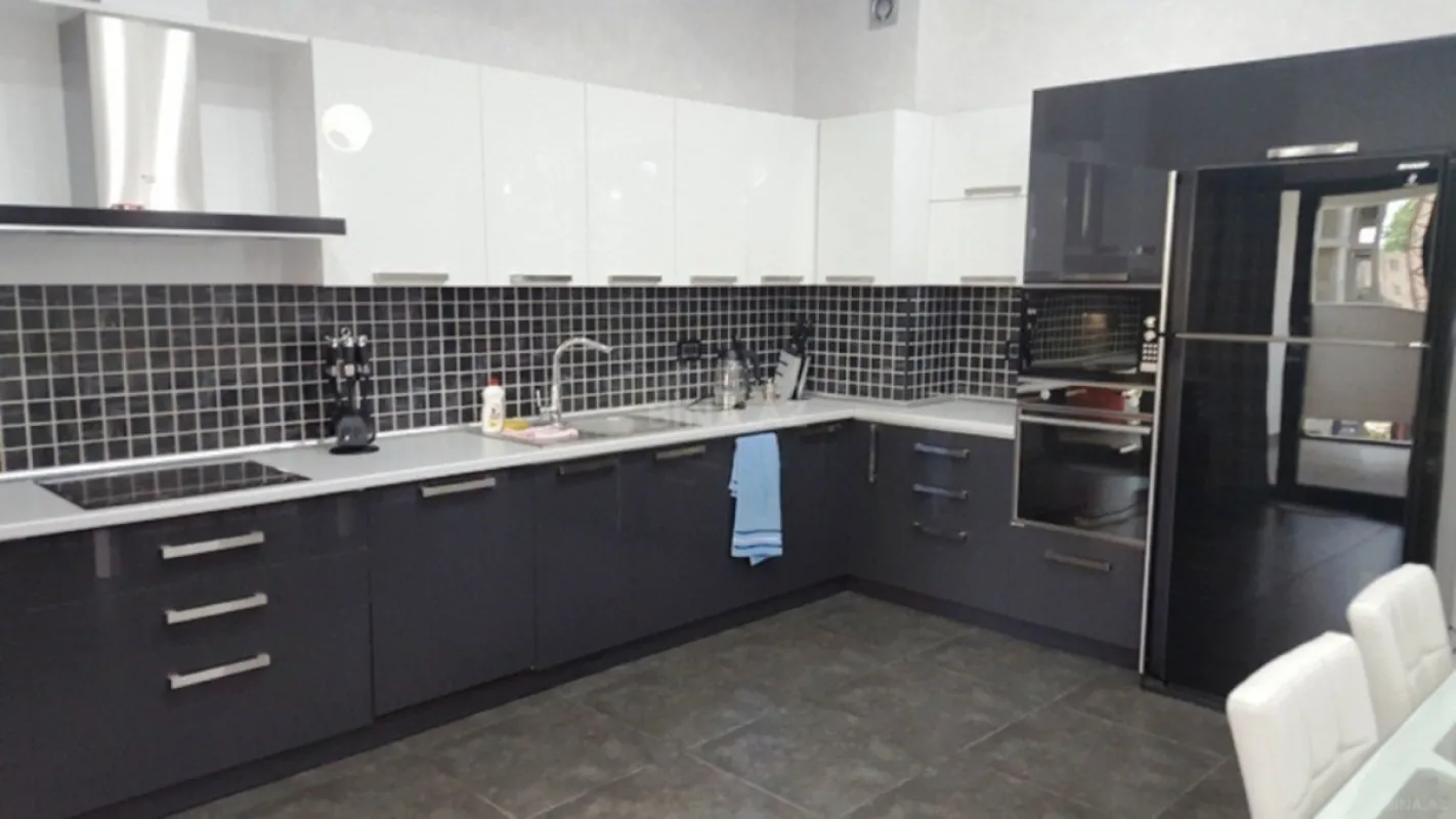 Kirayə verilir 4 otaqlı mənzil 210 m²