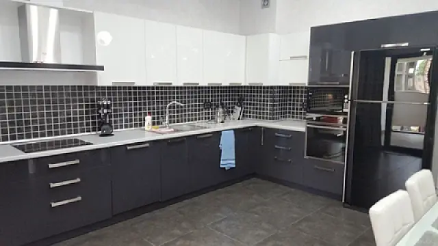 Kirayə verilir 4 otaqlı mənzil 210 m²