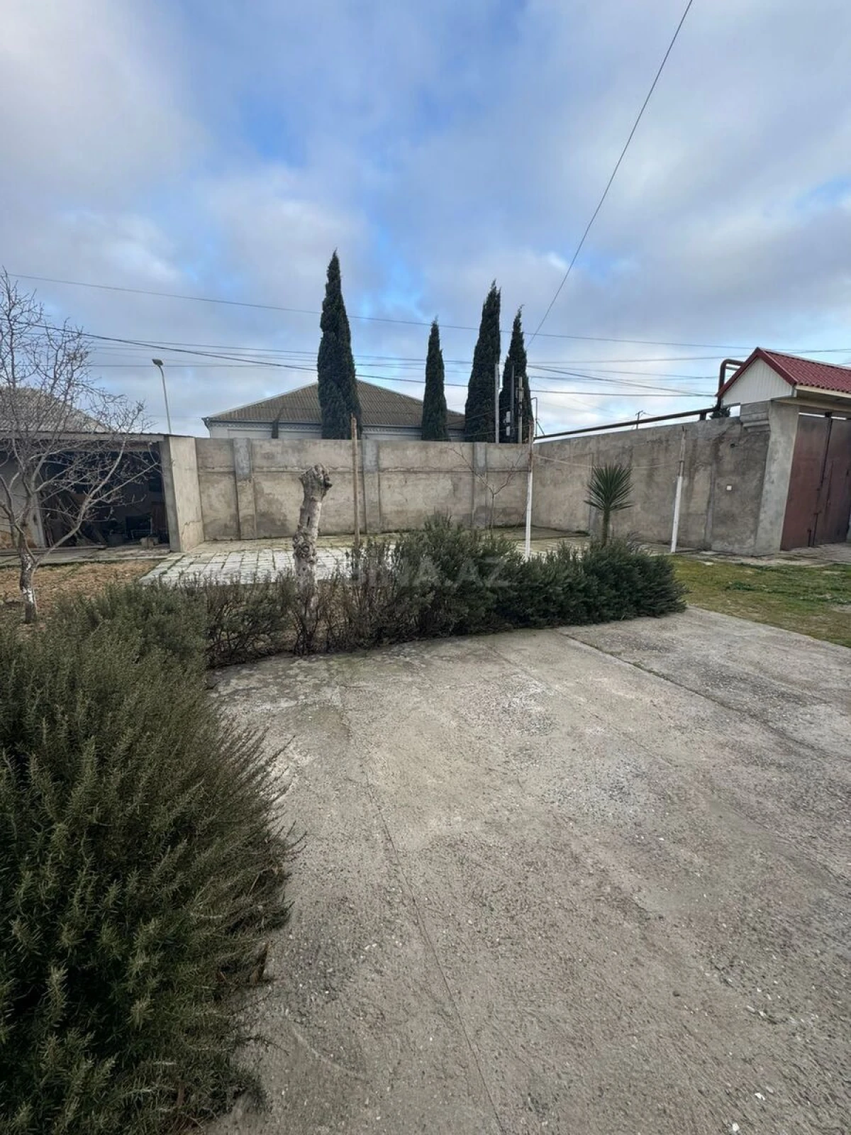 Satılır 9 otaqlı həyət evi 400 m²