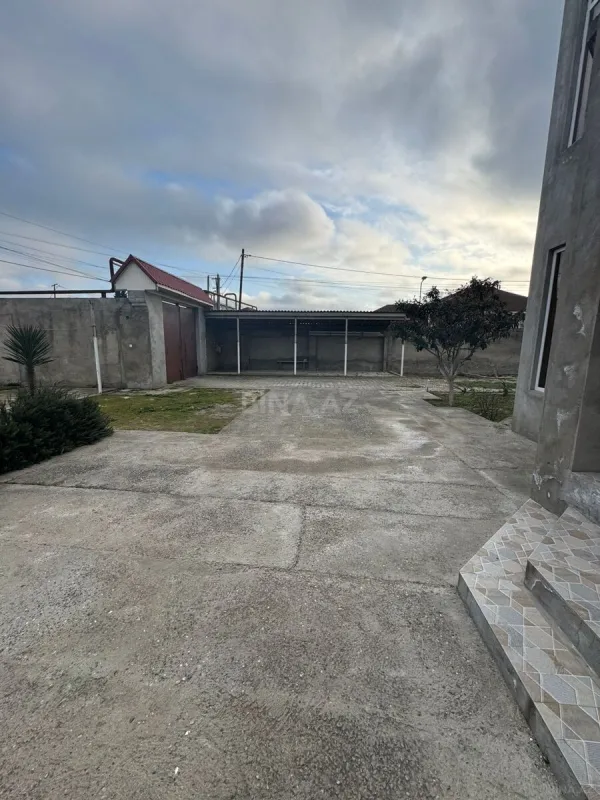 Satılır 9 otaqlı həyət evi 400 m²