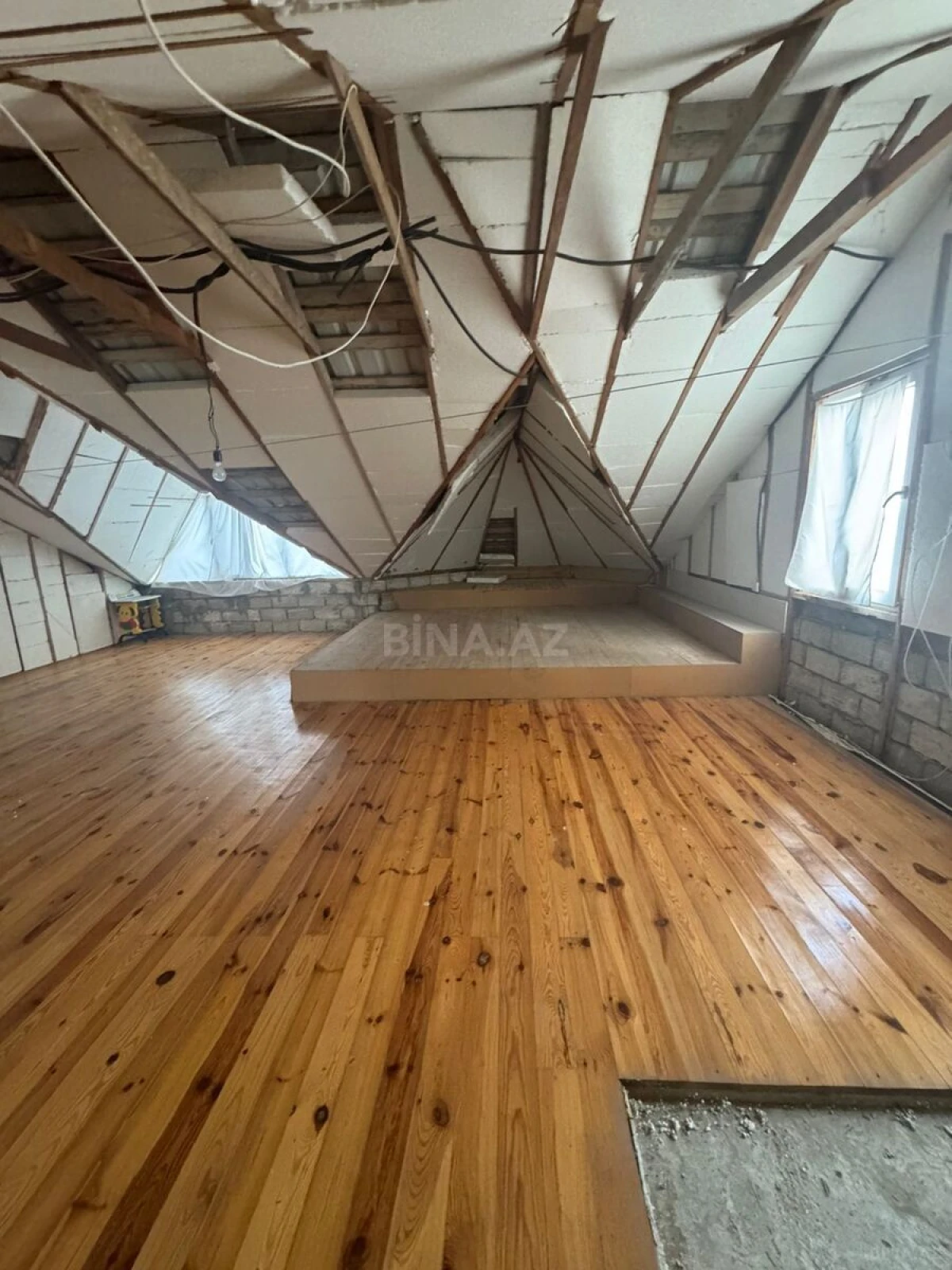 Satılır 9 otaqlı həyət evi 400 m²