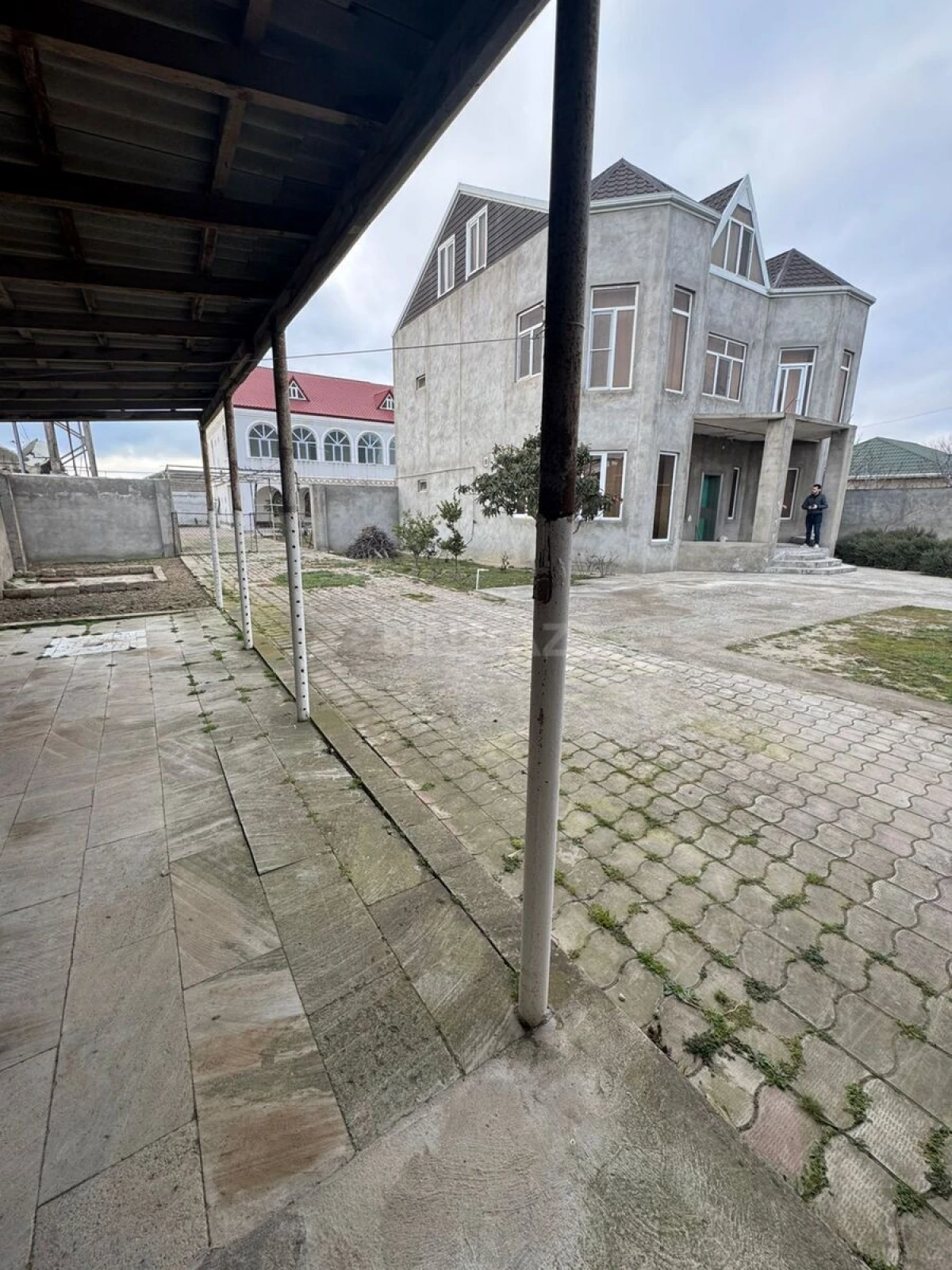 Satılır 9 otaqlı həyət evi 400 m²