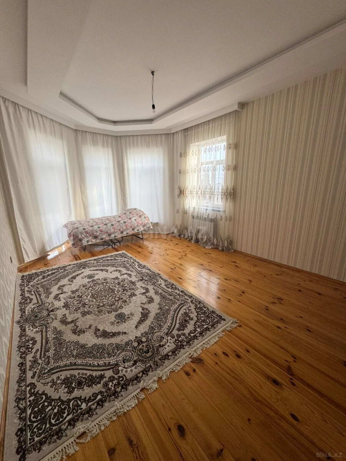 Satılır 9 otaqlı həyət evi 400 m²