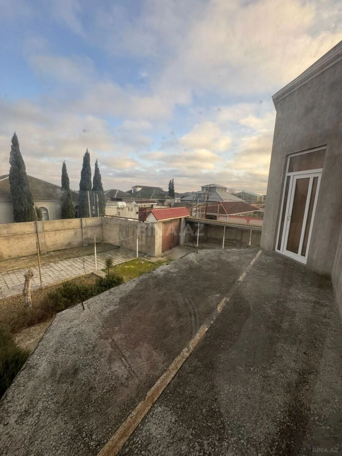 Satılır 9 otaqlı həyət evi 400 m²