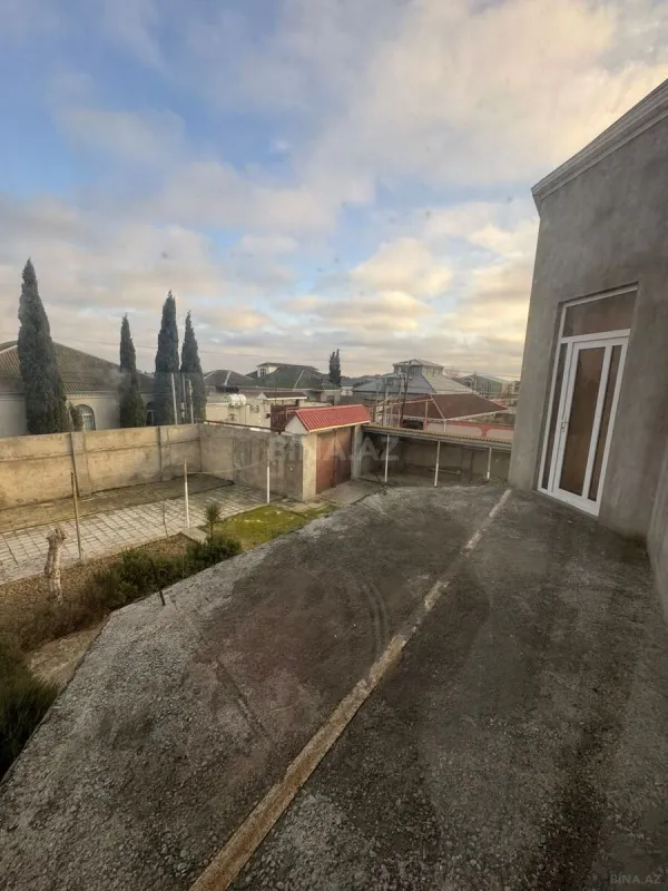 Satılır 9 otaqlı həyət evi 400 m²