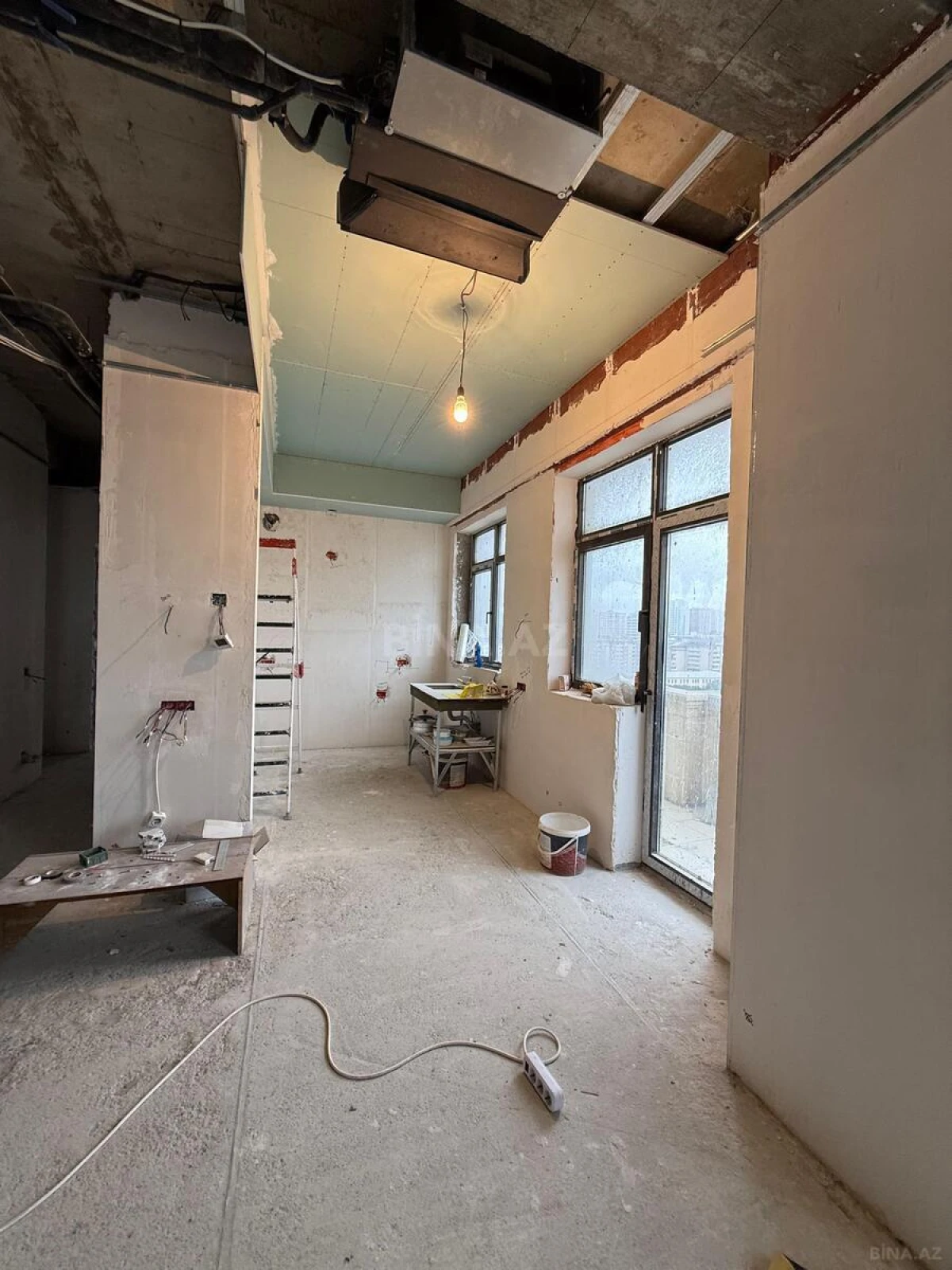Satılır 4 otaqlı mənzil 152.8 m²