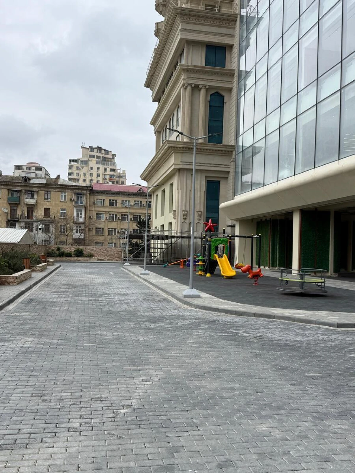 Satılır 4 otaqlı mənzil 152.8 m²