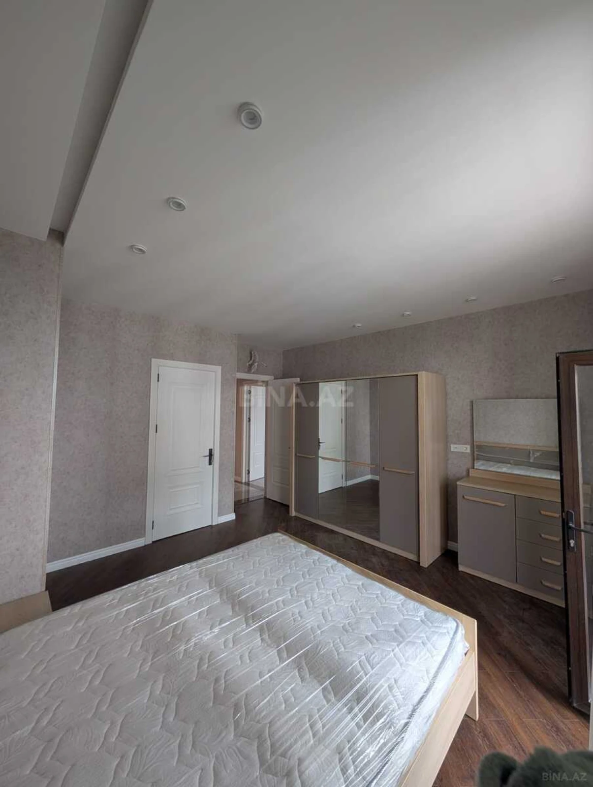 Kirayə verilir 4 otaqlı mənzil 140 m²
