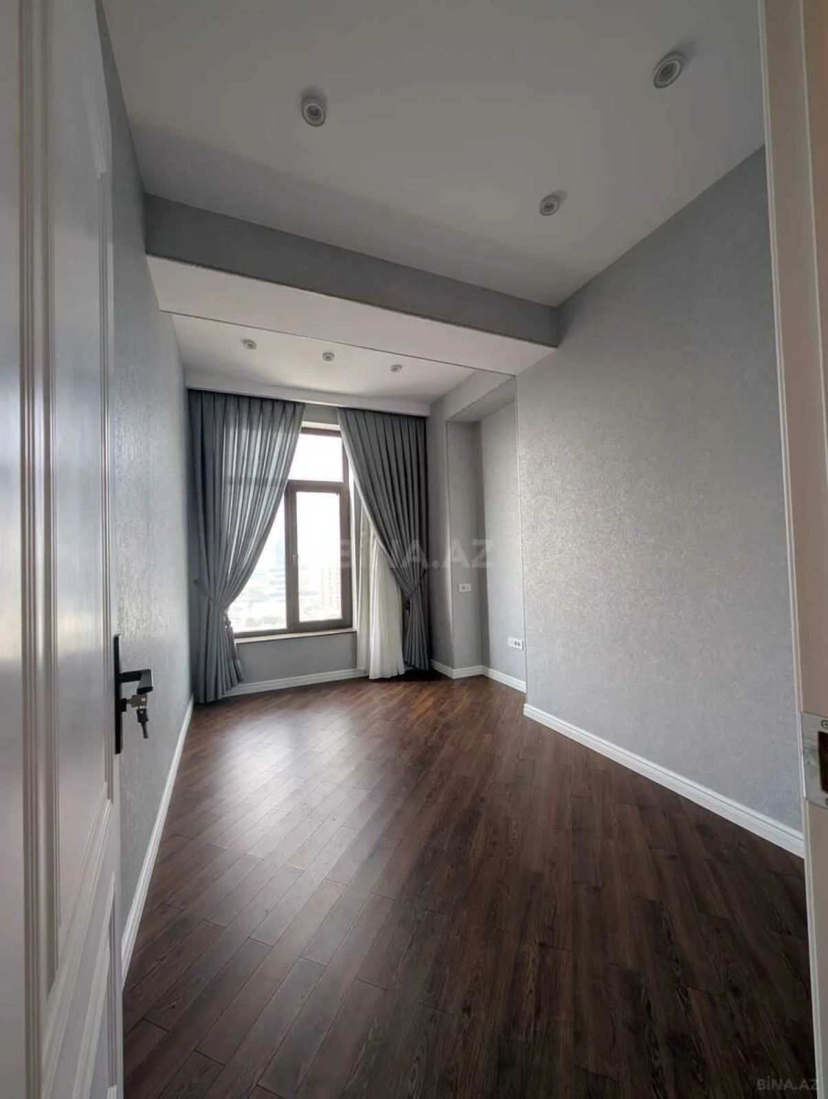 Kirayə verilir 4 otaqlı mənzil 140 m²