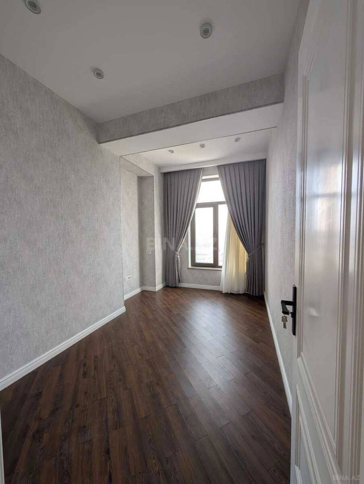 Kirayə verilir 4 otaqlı mənzil 140 m²