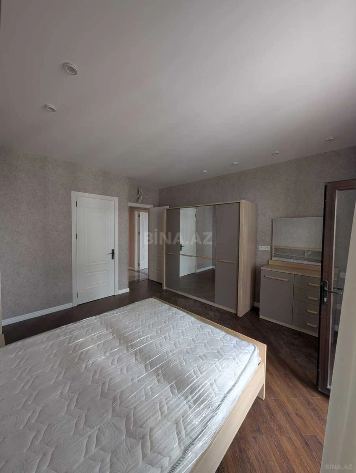 Kirayə verilir 4 otaqlı mənzil 140 m²