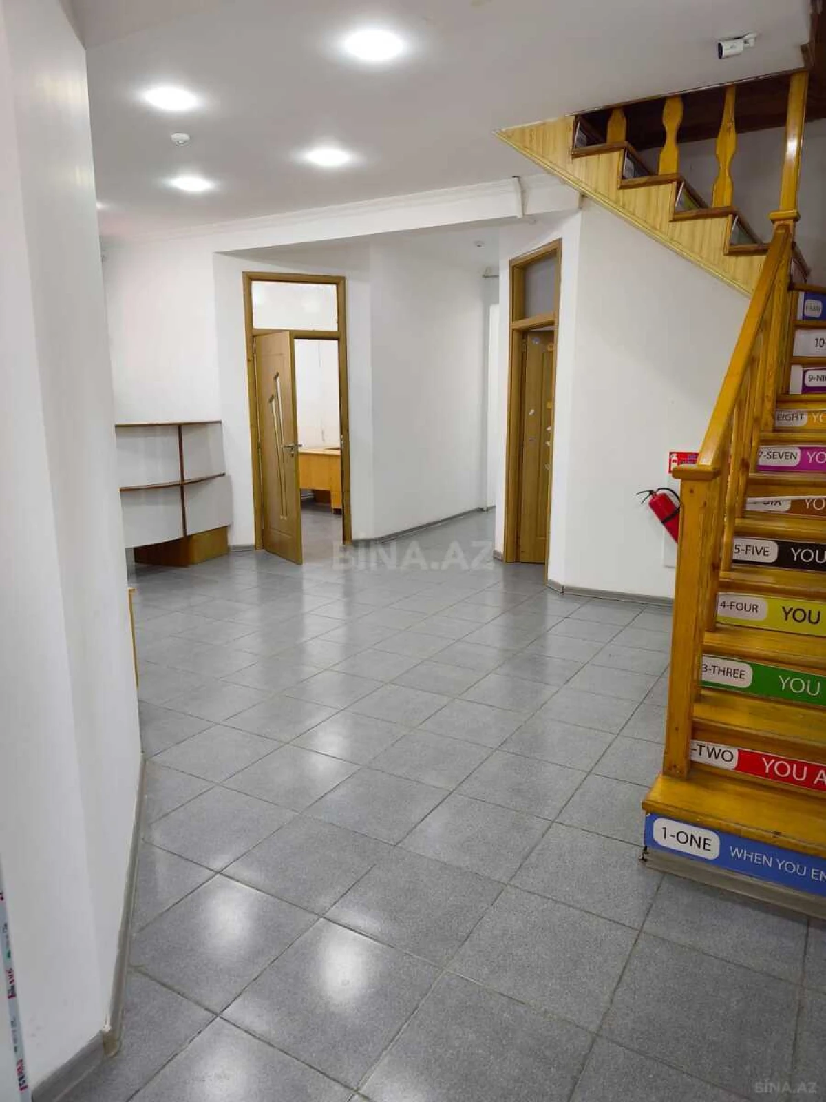 Kirayə verilir 8 otaqlı ofis 250 m²