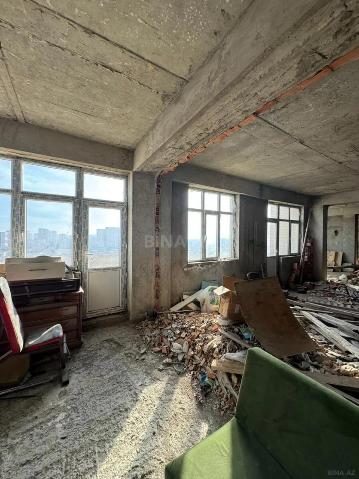 Satılır 5 otaqlı mənzil 340 m²