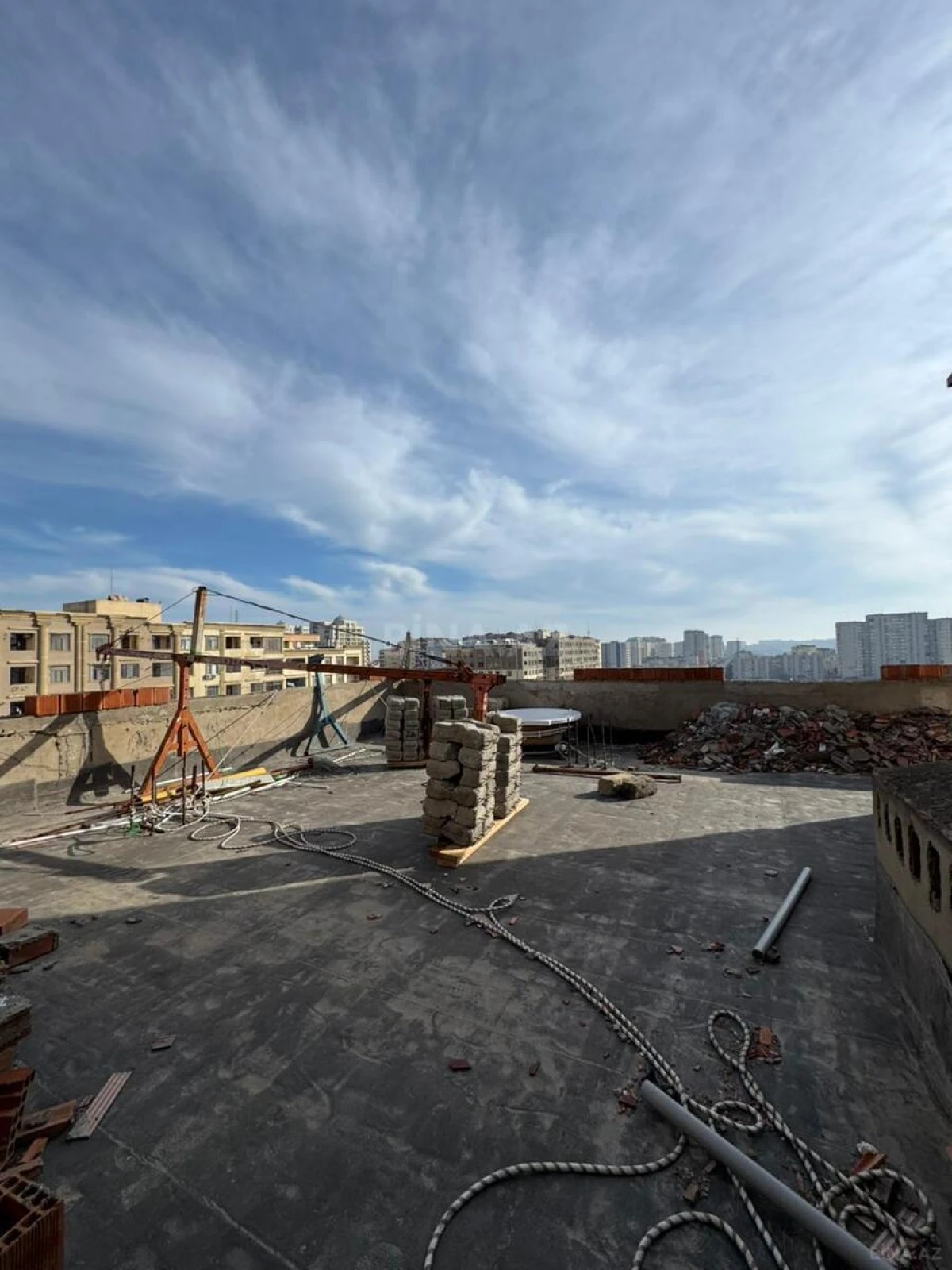 Satılır 5 otaqlı mənzil 340 m²