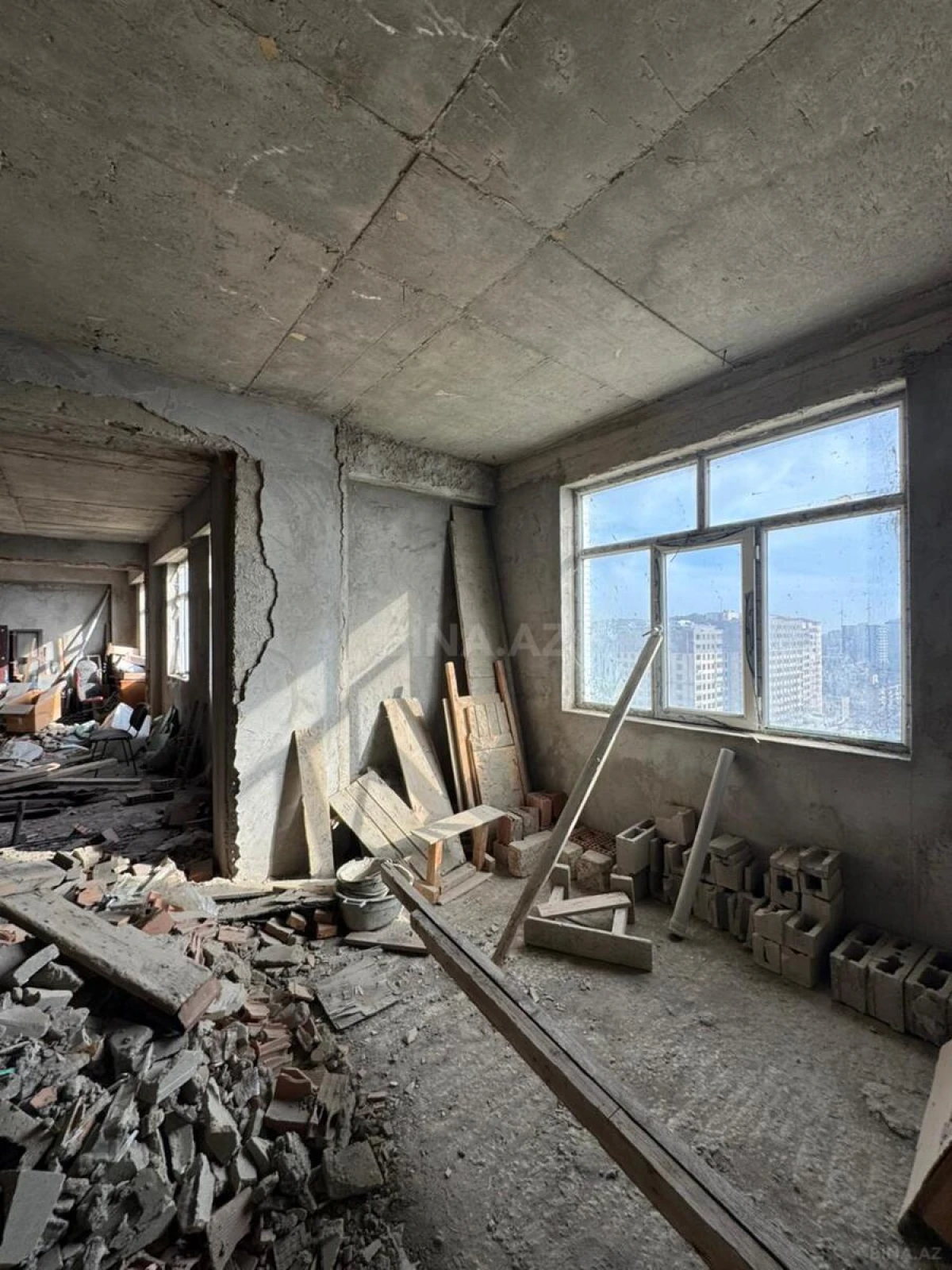 Satılır 5 otaqlı mənzil 340 m²