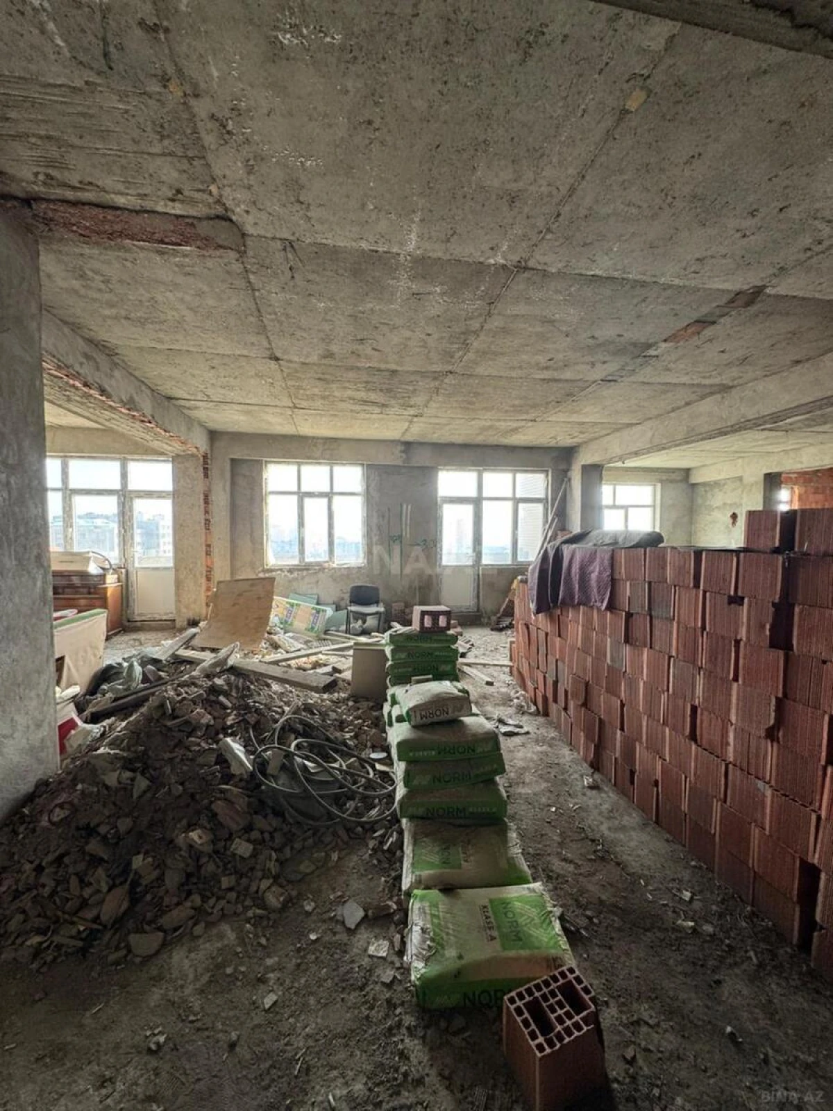 Satılır 5 otaqlı mənzil 340 m²