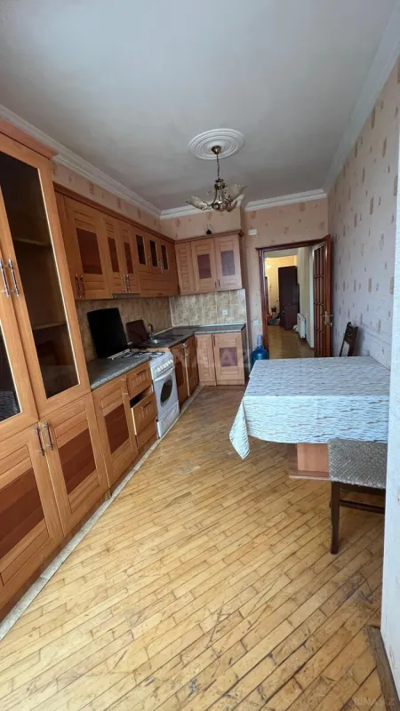 Kirayə verilir 3 otaqlı mənzil 140 m²