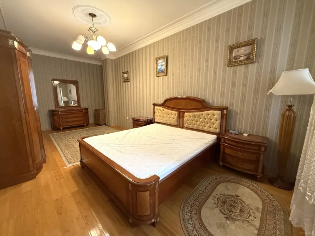 Satılır 4 otaqlı mənzil 222.3 m²