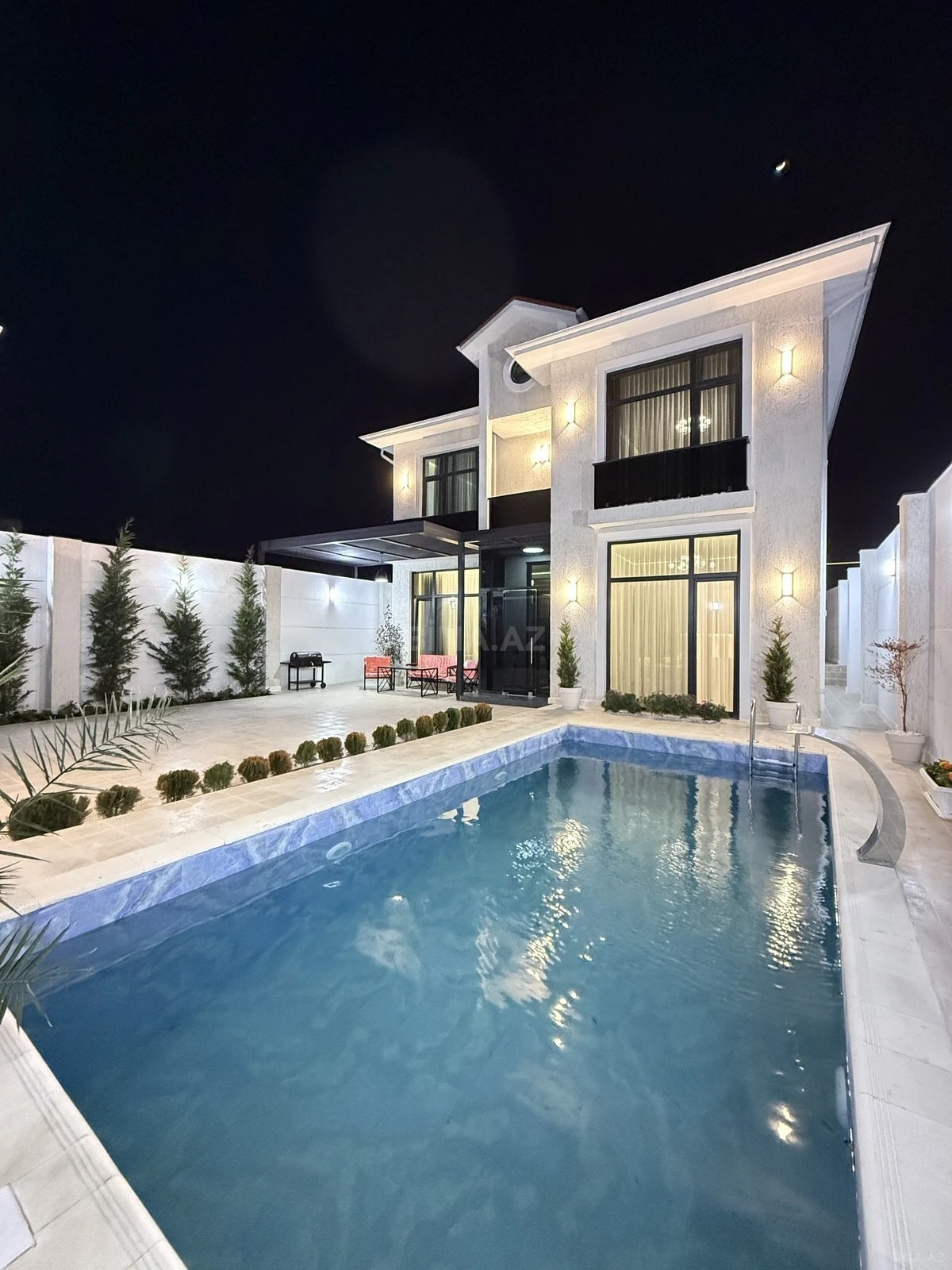 Satılır 5 otaqlı həyət evi 240 m²