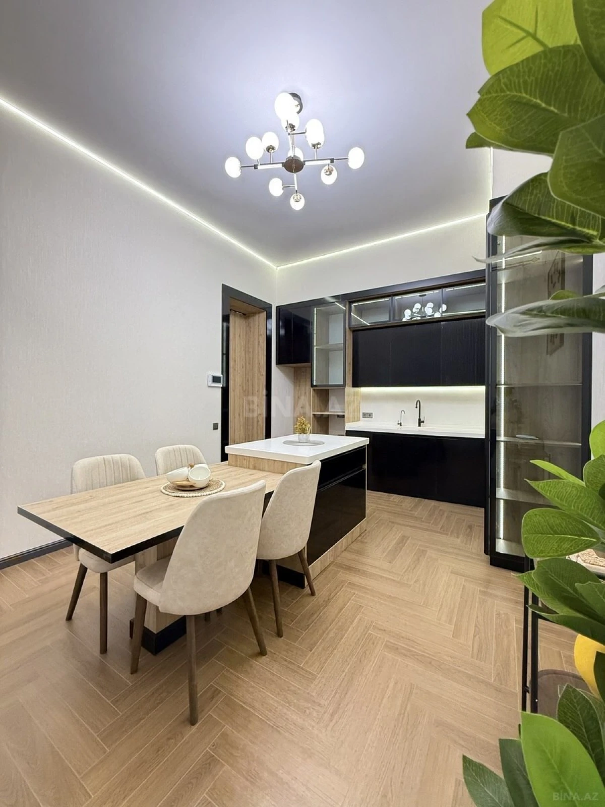 Satılır 5 otaqlı həyət evi 240 m²