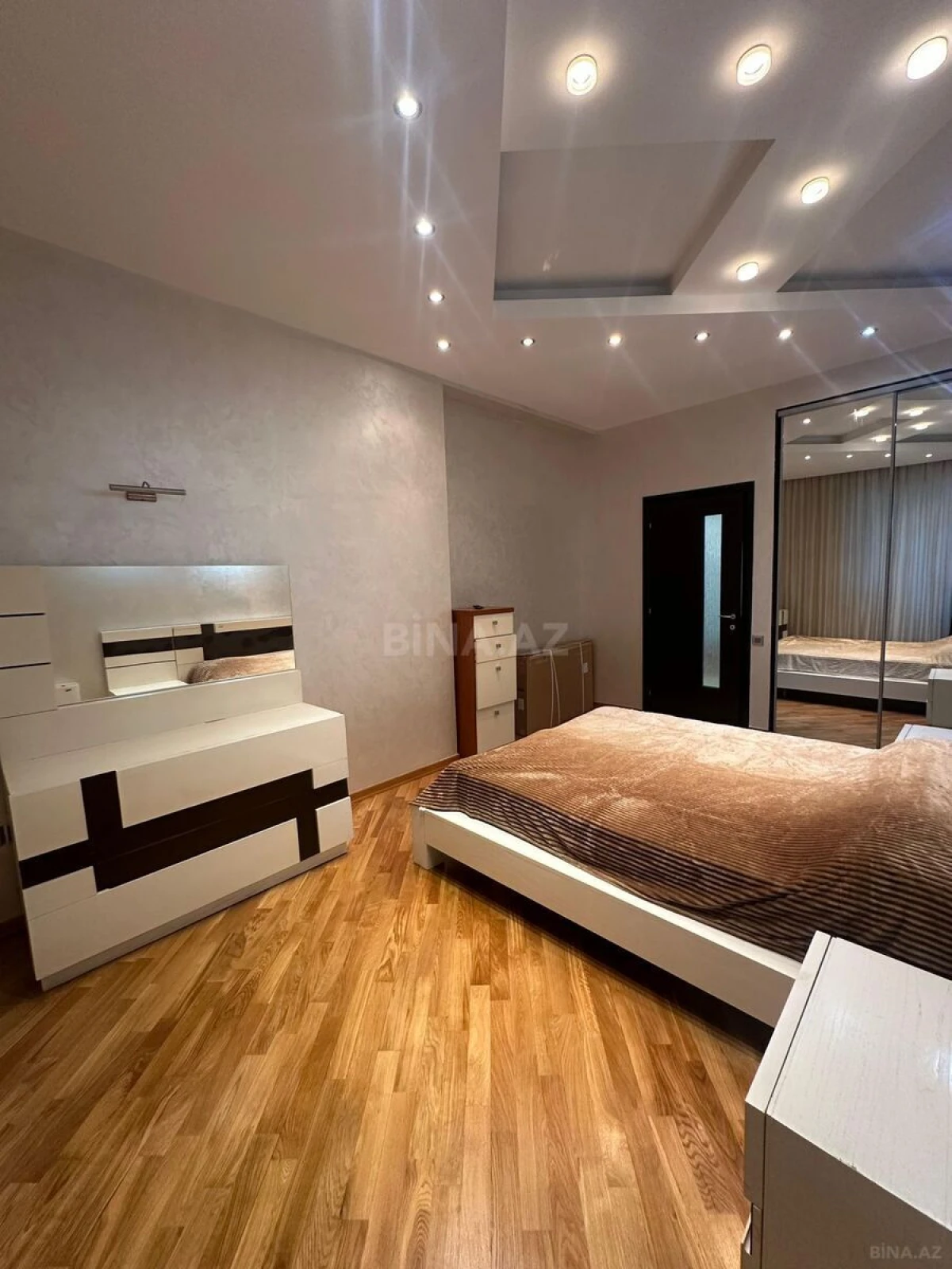 Kirayə verilir 3 otaqlı mənzil 140 m²