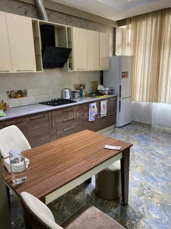 Kirayə verilir 2 otaqlı mənzil 90 m²