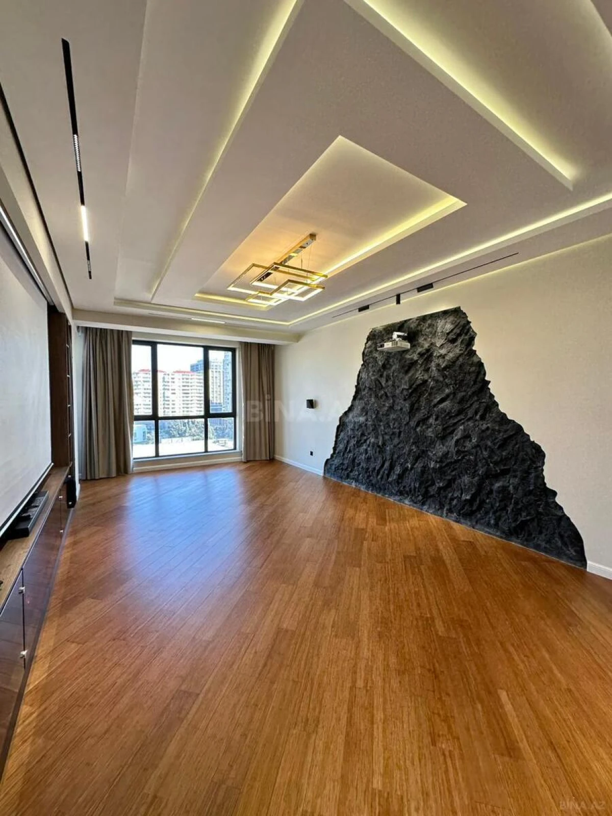 Satılır 4 otaqlı mənzil 200 m²