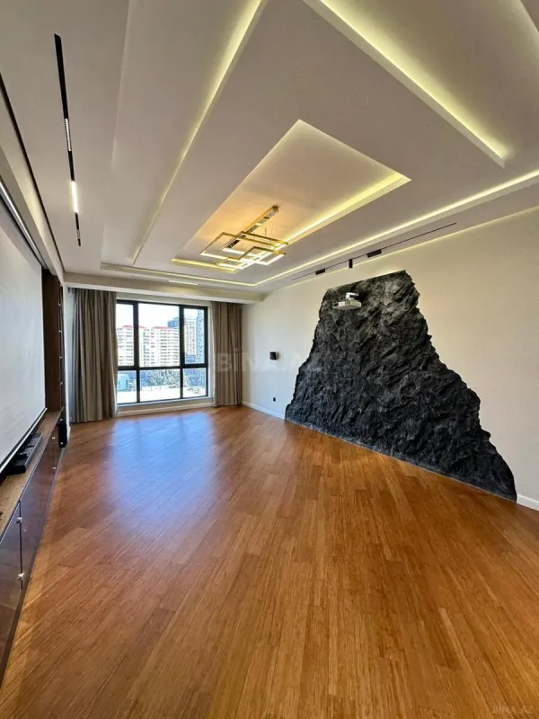 Satılır 4 otaqlı mənzil 200 m²