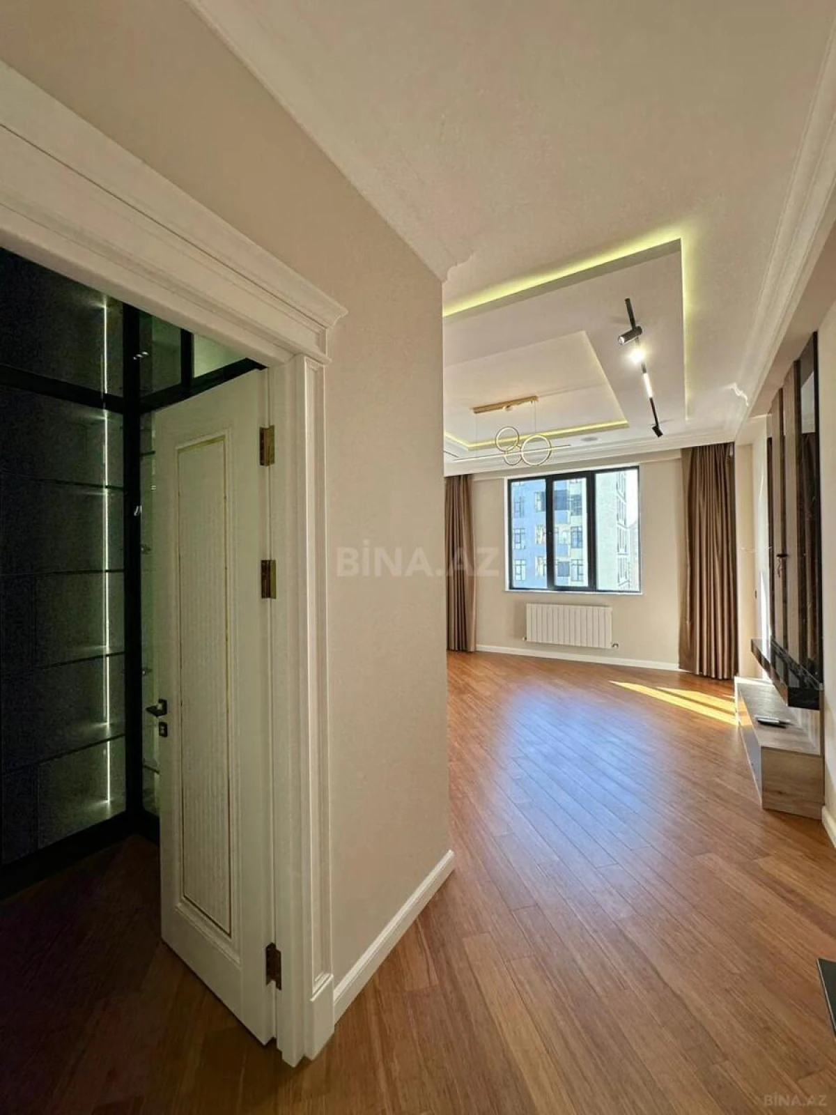 Satılır 4 otaqlı mənzil 200 m²