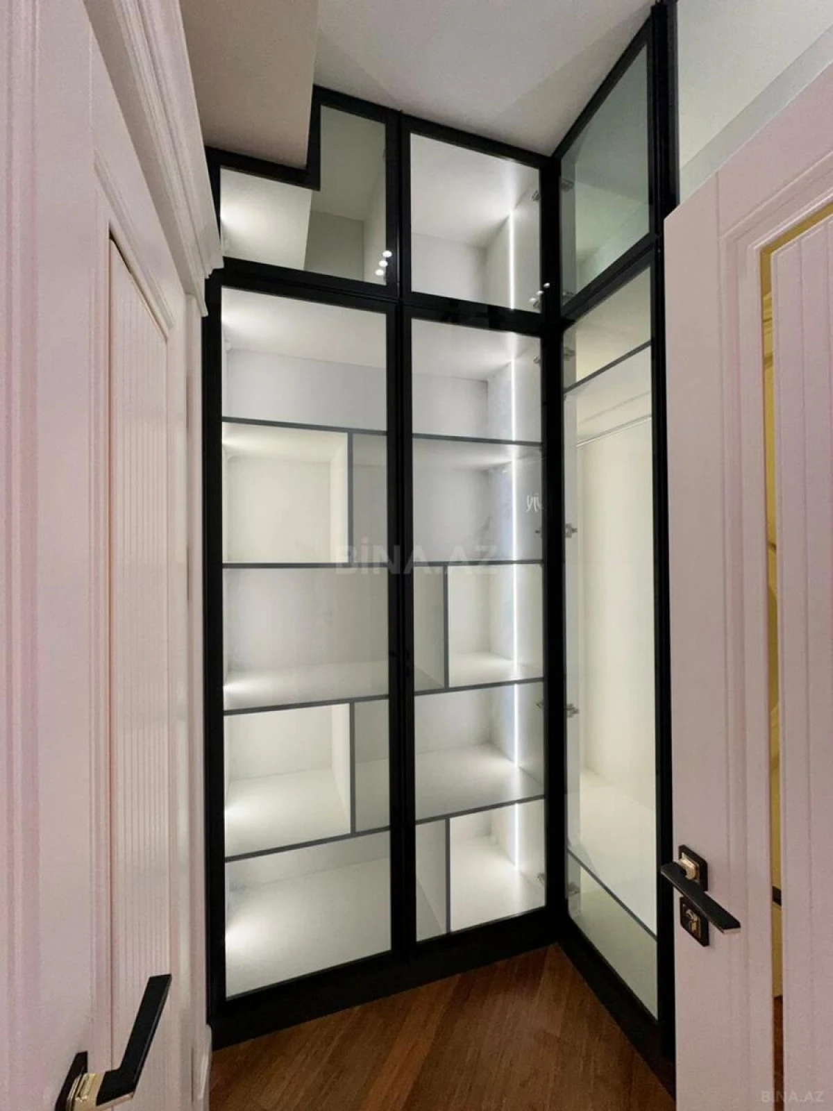 Satılır 4 otaqlı mənzil 200 m²