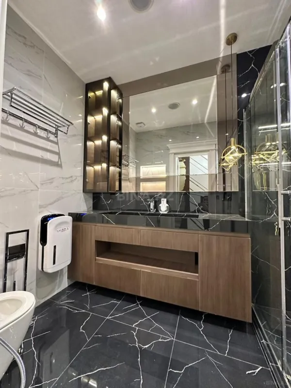 Satılır 4 otaqlı mənzil 200 m²