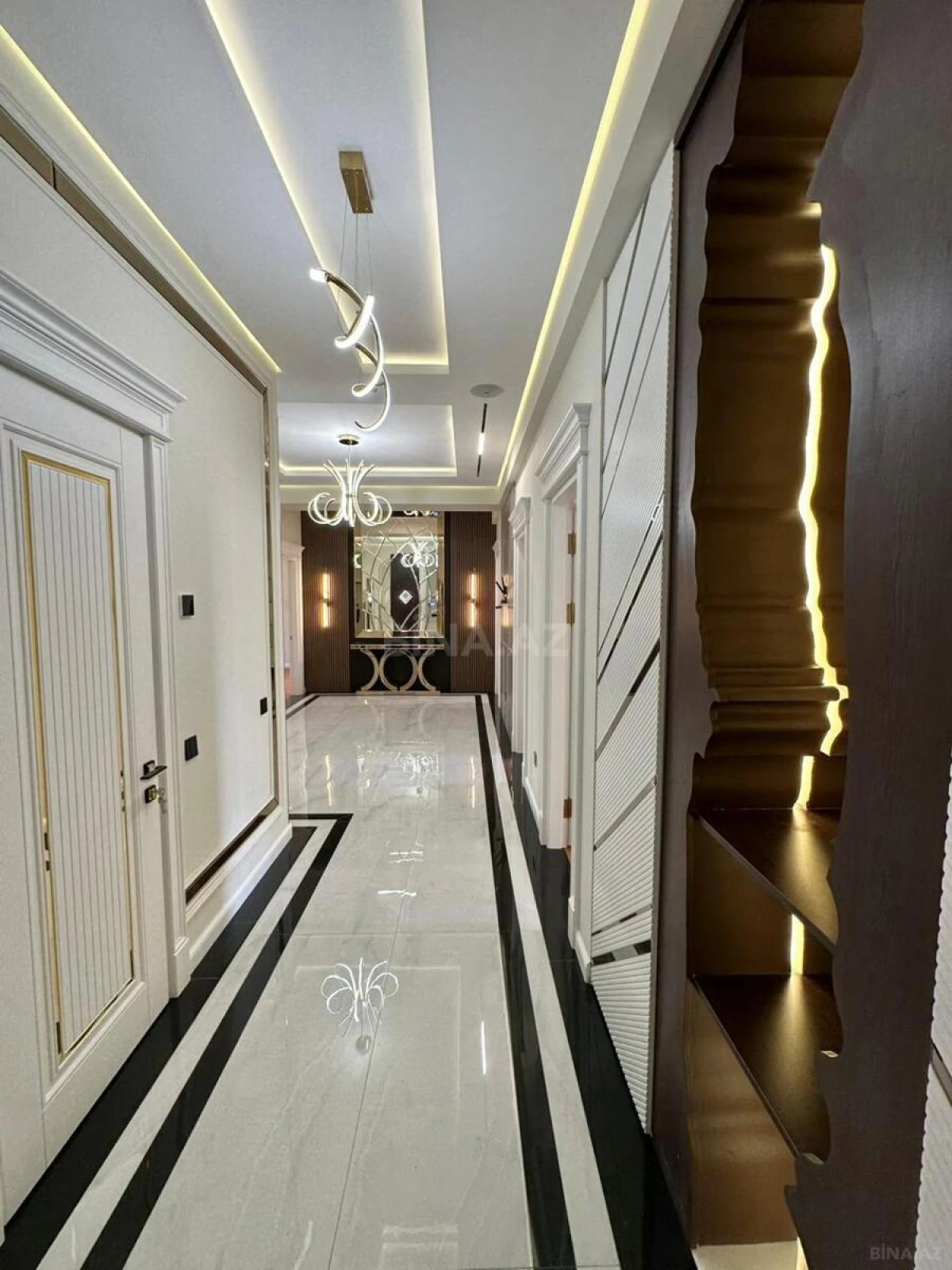 Satılır 4 otaqlı mənzil 200 m²