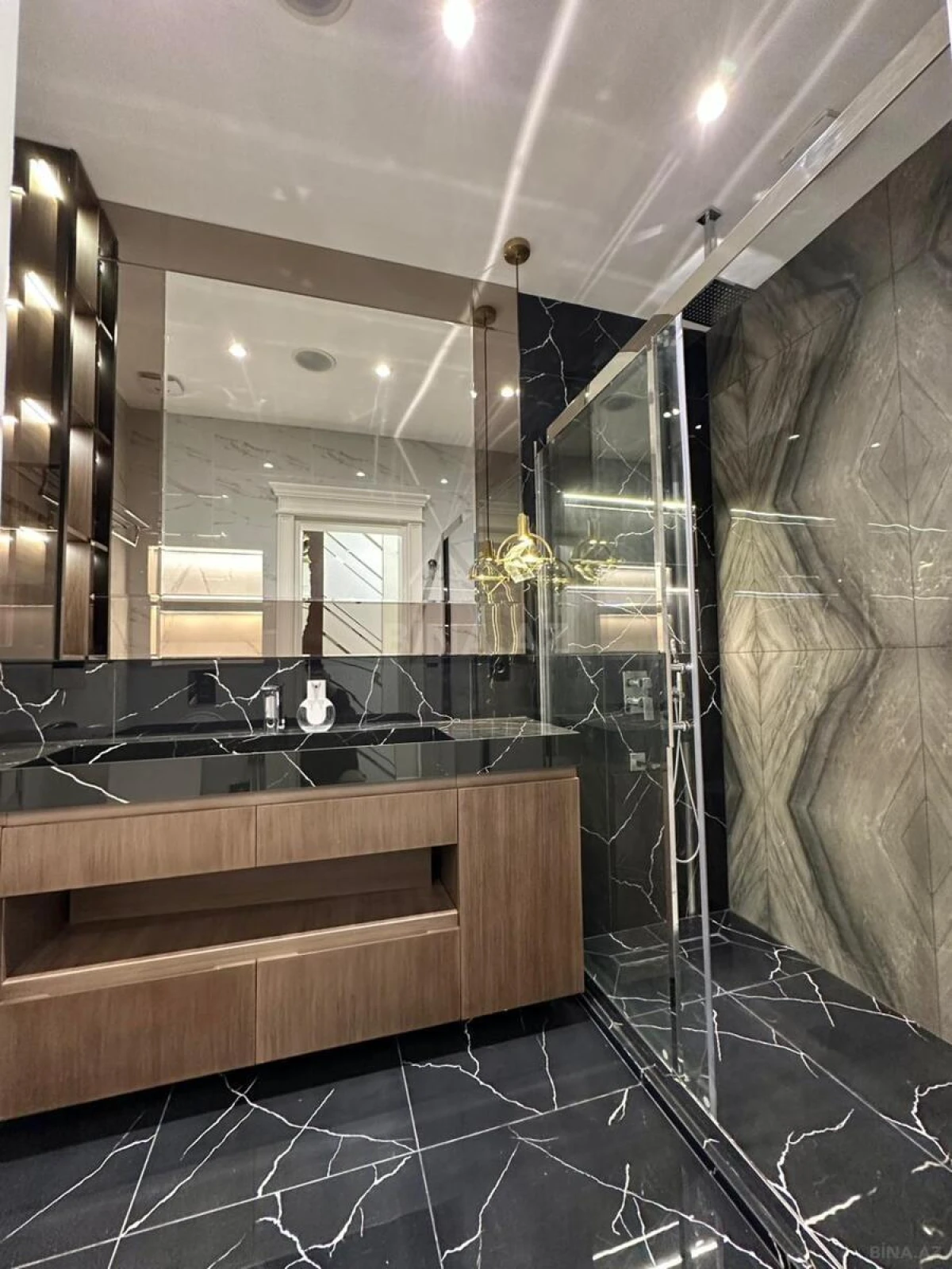 Satılır 4 otaqlı mənzil 200 m²