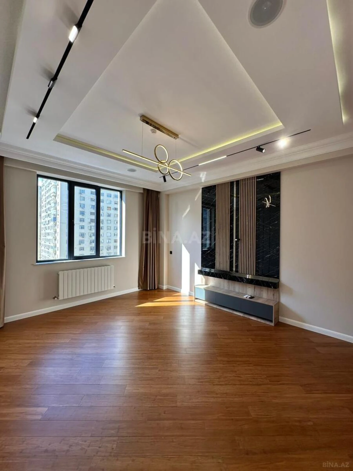 Satılır 4 otaqlı mənzil 200 m²