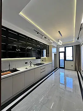 Satılır 4 otaqlı mənzil 200 m²