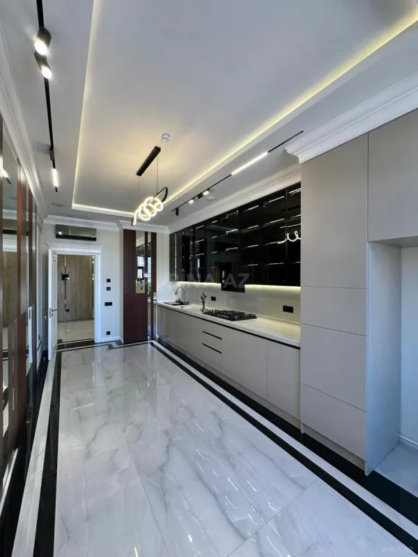 Satılır 4 otaqlı mənzil 200 m²