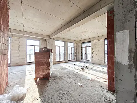 Satılır 5 otaqlı mənzil 215 m²