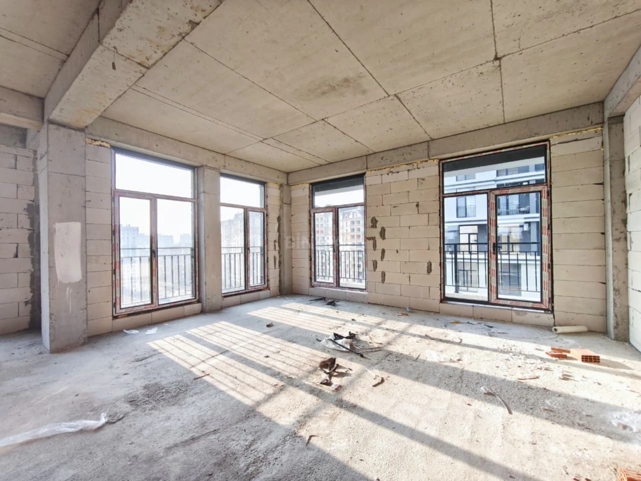 Satılır 5 otaqlı mənzil 215 m²