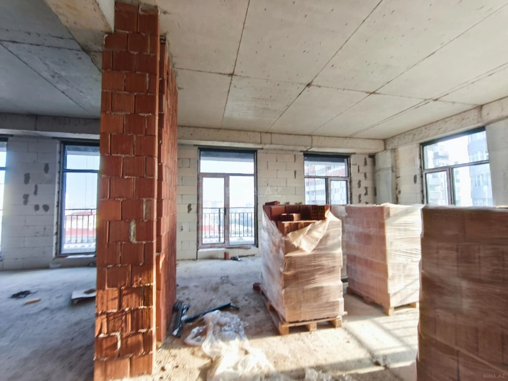 Satılır 5 otaqlı mənzil 215 m²