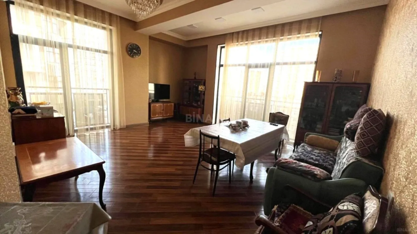 Satılır 3 otaqlı mənzil 125 m²