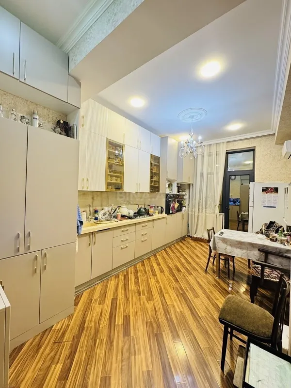 Satılır 3 otaqlı mənzil 125 m²