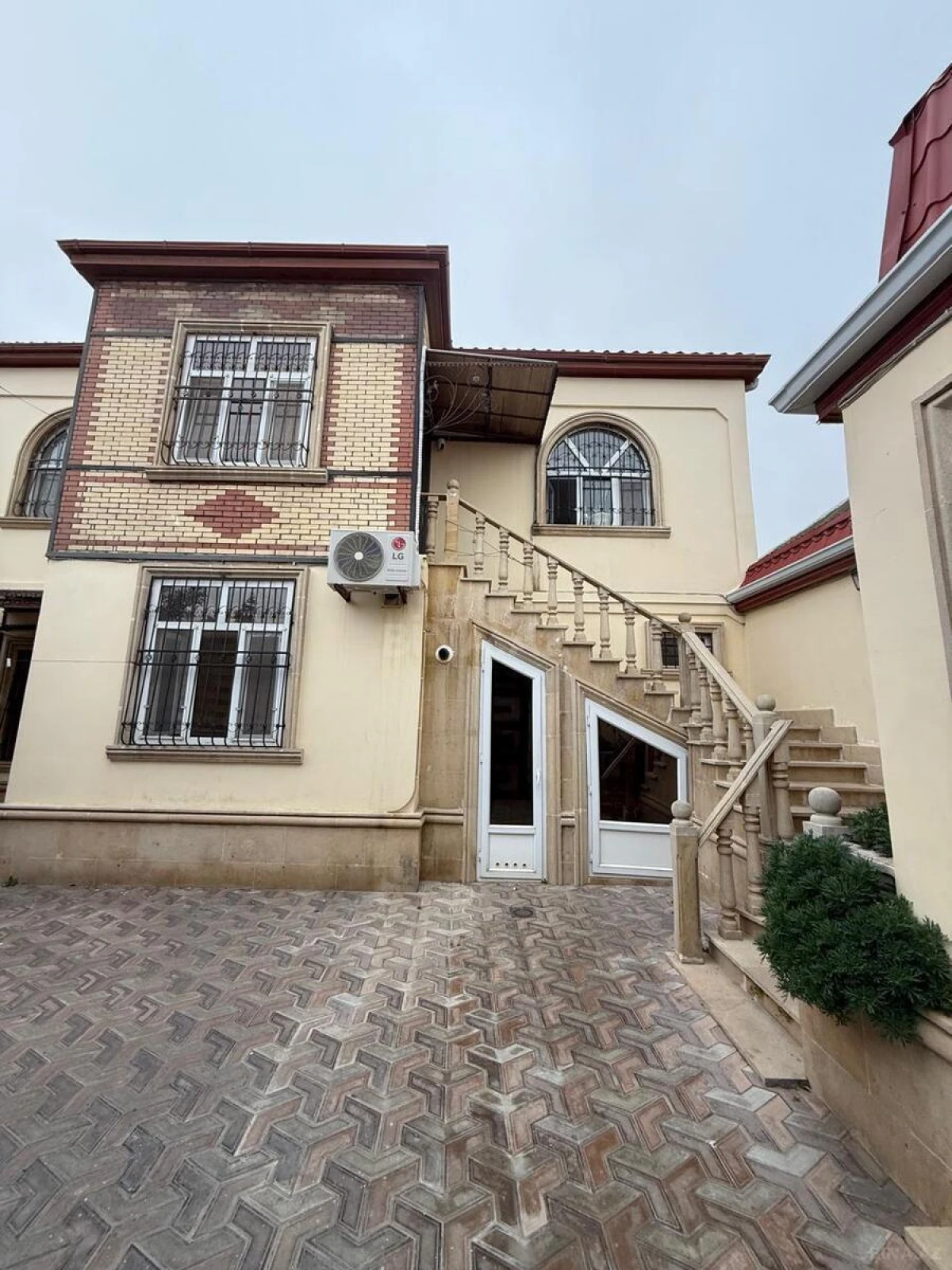Satılır 6 otaqlı həyət evi 190 m²
