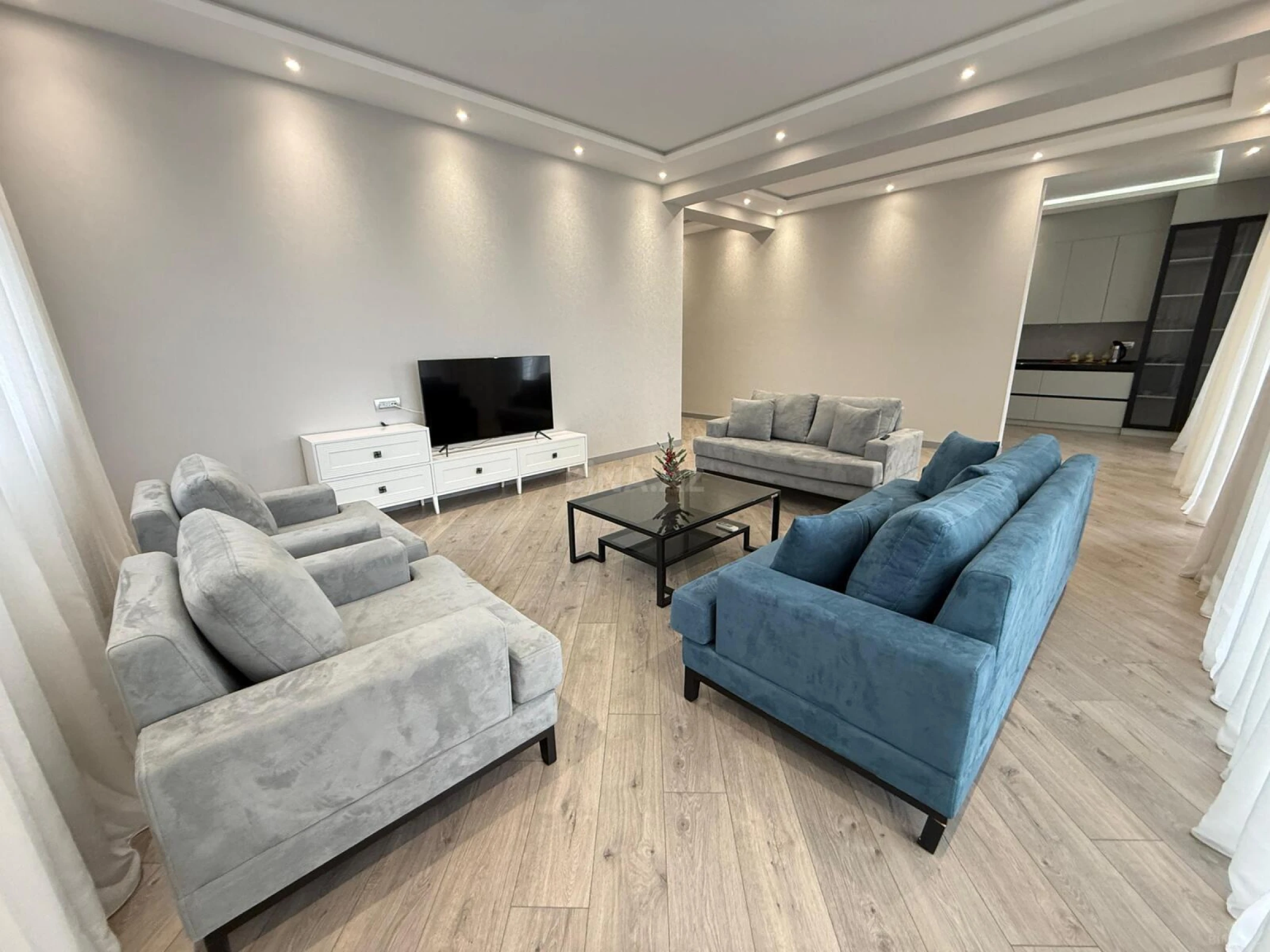 Kirayə verilir 3 otaqlı mənzil 160 m²