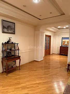 Satılır 7 otaqlı mənzil 300 m²