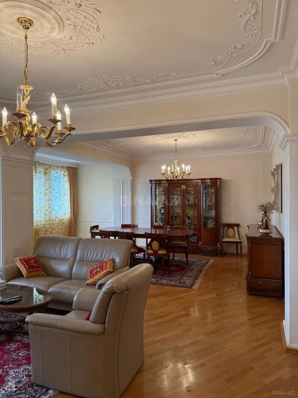 Satılır 7 otaqlı mənzil 300 m²